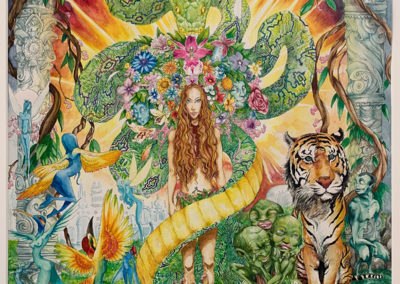 Dessin "Aya Diète" 2014, Stylo noir et aquarelle sur papier, 55 x 46 cm de l'artiste Teddy Ros Cette œuvre a été réalisée pendant que j’étais en diète d’apprentissage avec la plante maîtresse/médicinale Ayahuasca. Elle représente l’âme cachée de la plante sous ses deux formes les plus communes : le serpent anaconda (symbole de la sagesse et du savoir) et la déesse mère Ayahuasca. On y retrouve son royaume médicinal, la liane de l’Ayahuasca, ses parfums (ici représentés par les fleurs), accompagnées de ses nombreux esprits, notamment les humanoïdes à têtes de tigre (les gardiens de l’ayahuasca), ce sont des personnages asexués mais avec des têtes féminines. Cette œuvre fait référence à l’art visionnaire de Pablo Amaringo ancien chaman Shipibo-conibo qui s’est converti à la peinture chamanique en fin de vie. Ses œuvres représentent également les mondes des plantes médicinales.