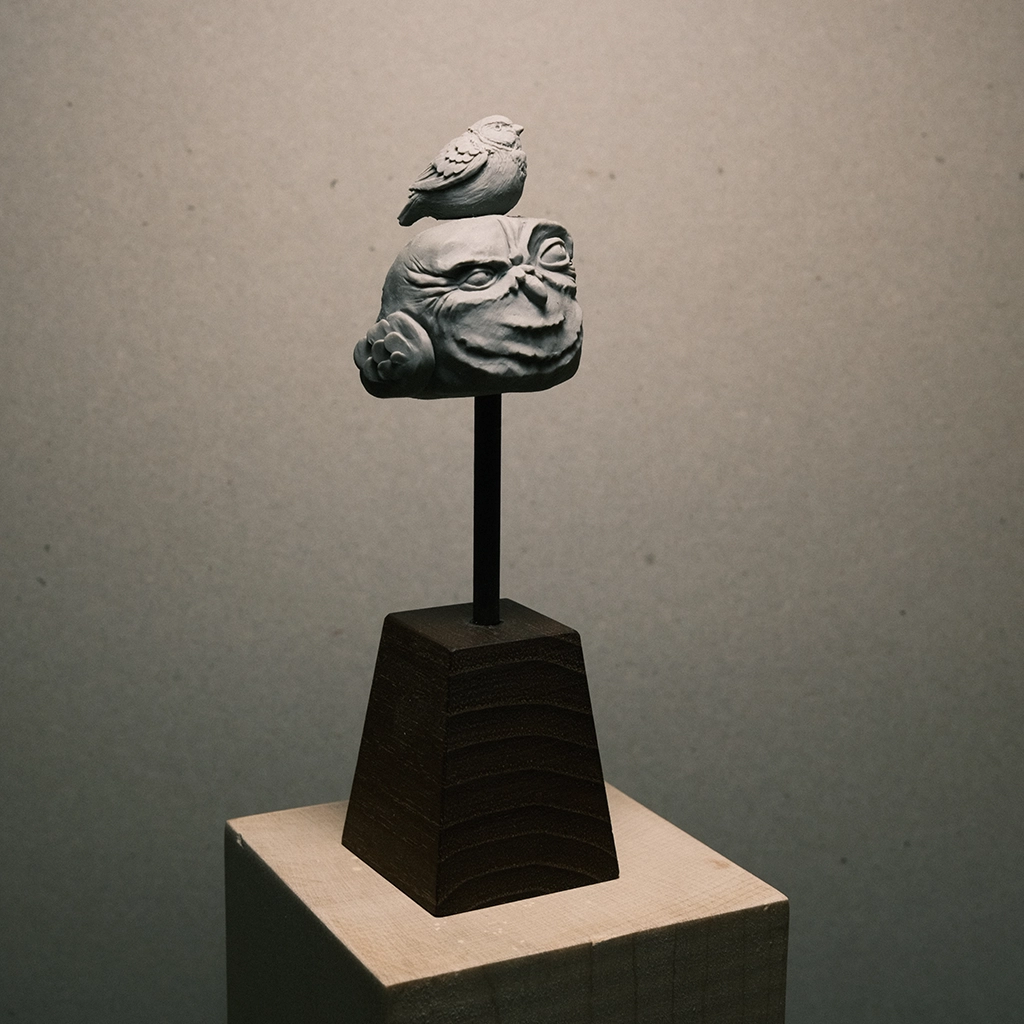 photo de détails de la sculpture "Mr oiseaux" 2023 pâte polymère version l'original, réaliser par l'artiste Teddy Ros représentant deux oiseau l'un sur l'autre image 09